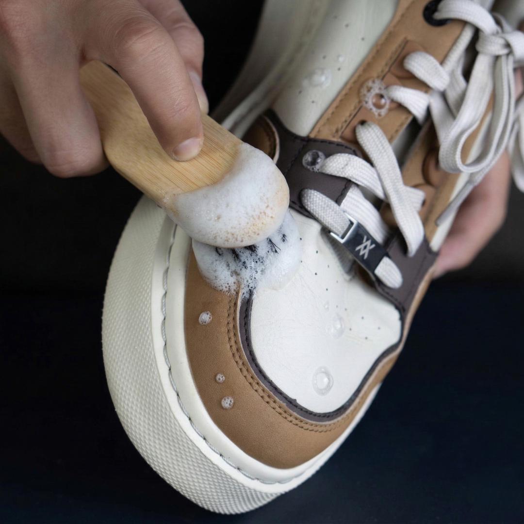 Bước 1 làm sạch sneaker