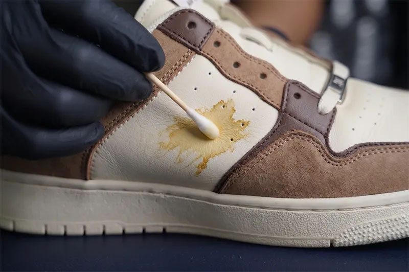 buoc-2-xu-ly-vet-o-cung-dau-tren-sneaker