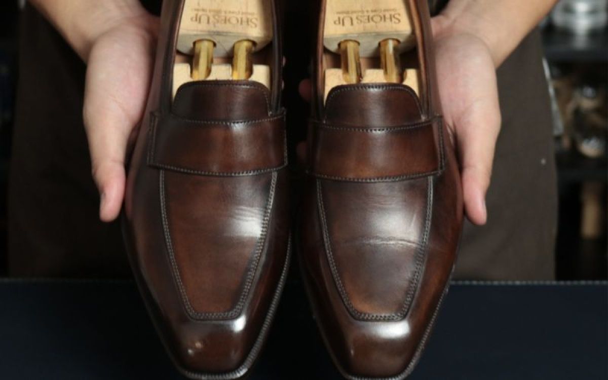 Khi n&agrave;o n&ecirc;n tự chăm gi&agrave;y, khi n&agrave;o n&ecirc;n mang ra tiệm?