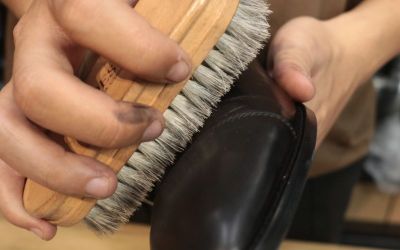 V&igrave; sao thợ chăm gi&agrave;y lu&ocirc;n d&ugrave;ng xi kem trước xi s&aacute;p?