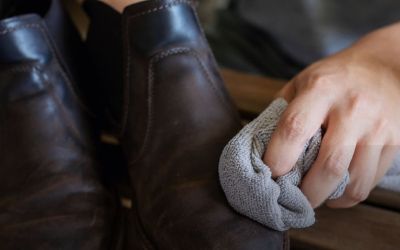 Sai lầm phổ biến: Càng lau mạnh – giày càng sạch? Không hề!