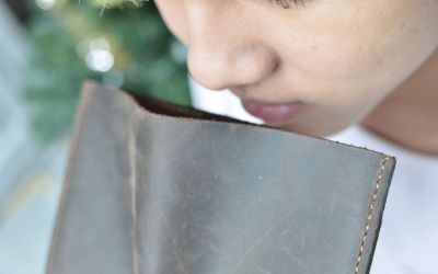 Mùi da thật có phải hôi? Hay chỉ là bạn không hiểu da thật đang thở?
