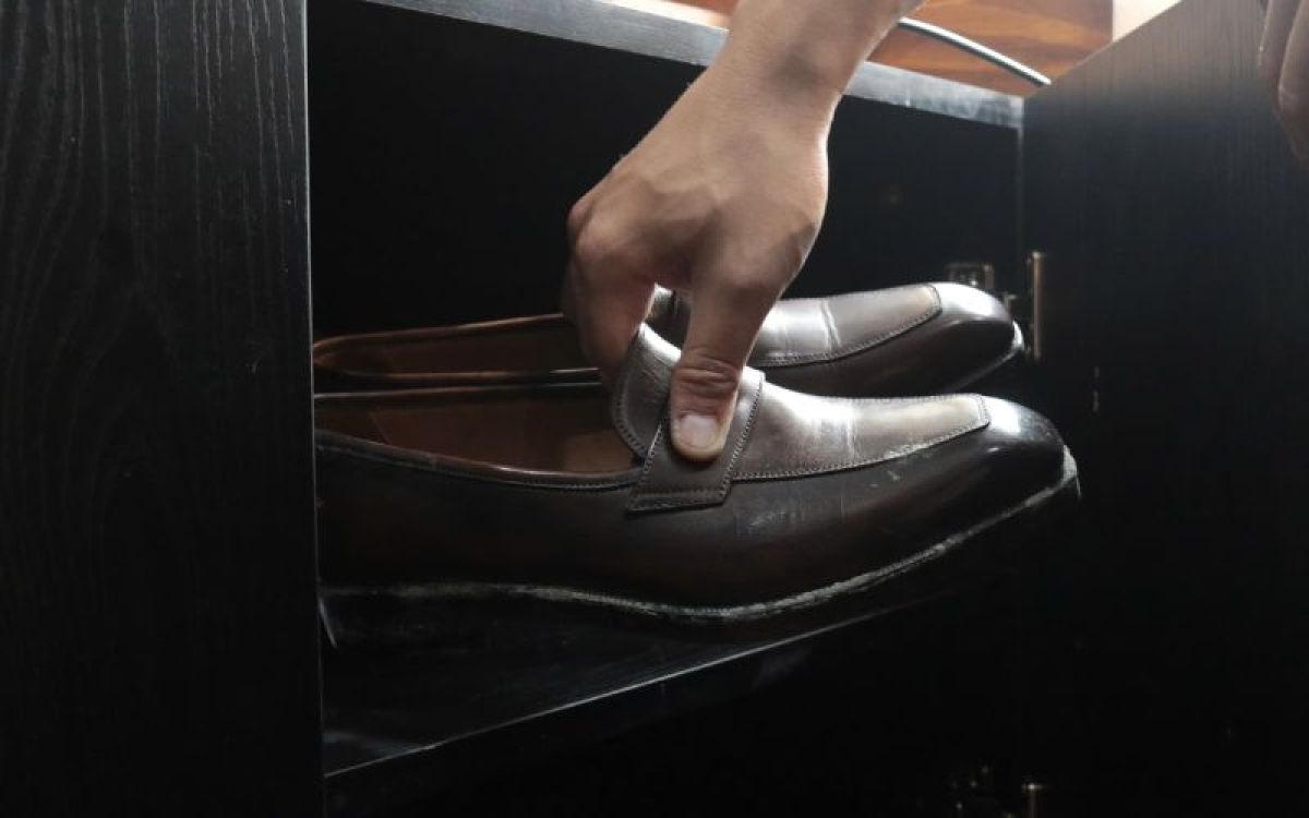 Tại sao da giày bị khô, nứt dù bạn ít mang?