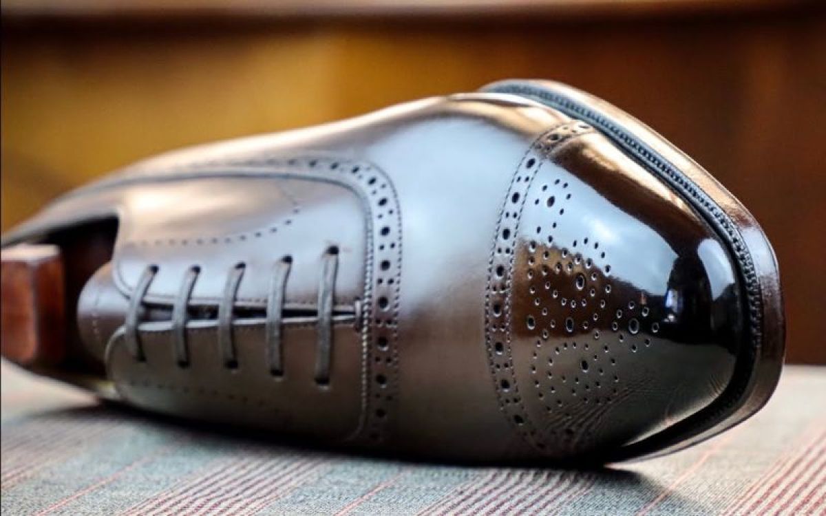 Vì sao đánh bóng gương (Mirror Shine) là đỉnh cao của nghệ thuật chăm giày?
