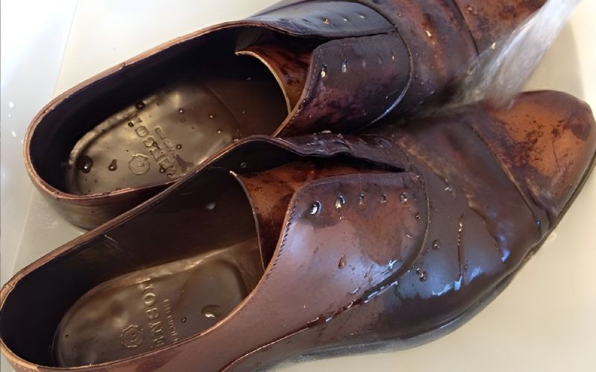 Gi&agrave;y da kh&ocirc;ng sợ nước như bạn nghĩ &ndash; n&oacute; sợ kh&ocirc;