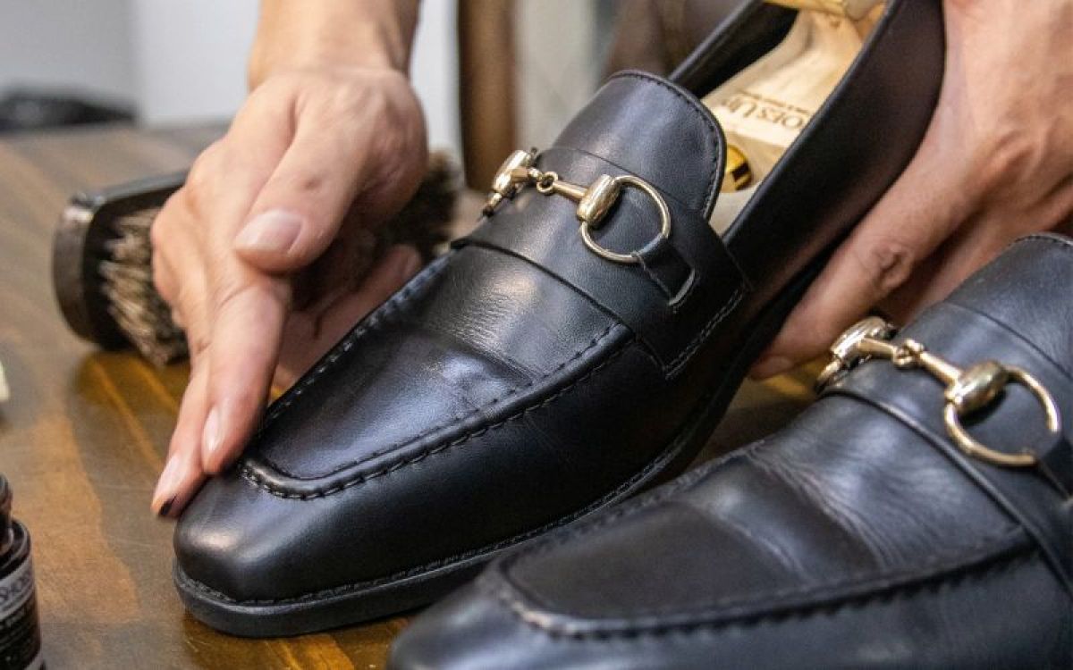 HƯỚNG DẪN CÁCH ĐÁNH XI SÁP ĐÁNH BÓNG CHO GIÀY DA ĐÚNG CÁCH