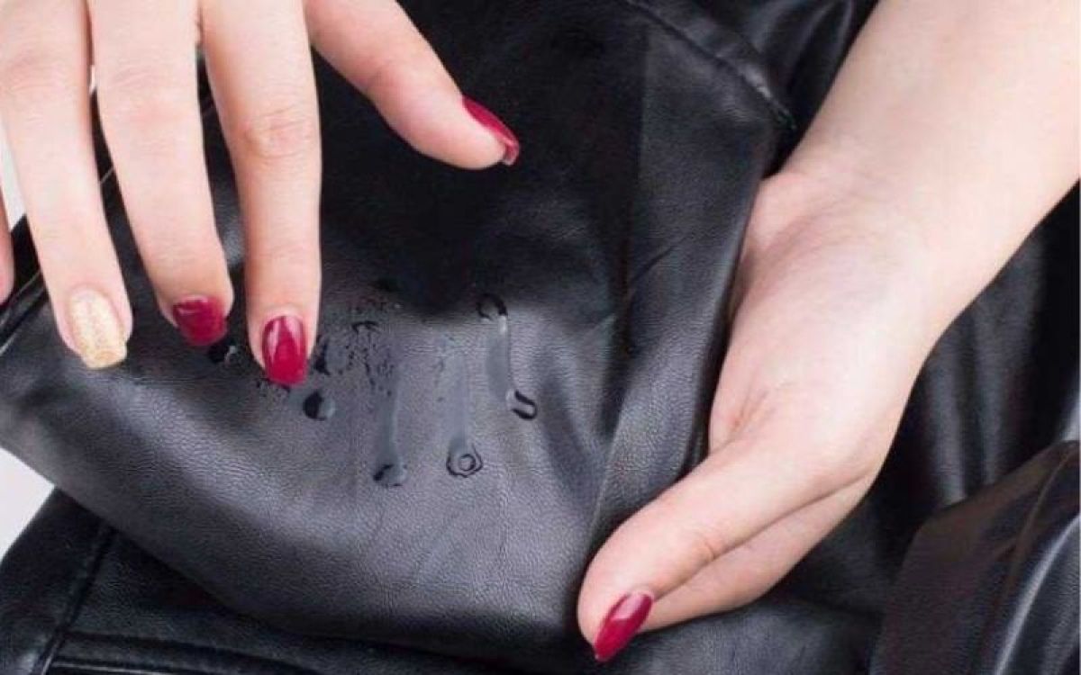 V&igrave; sao &aacute;o da để tủ l&acirc;u lại kh&ocirc;, cứng v&agrave; c&oacute; m&ugrave;i?